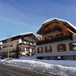 Moni / Golf & - 9 Hotell *